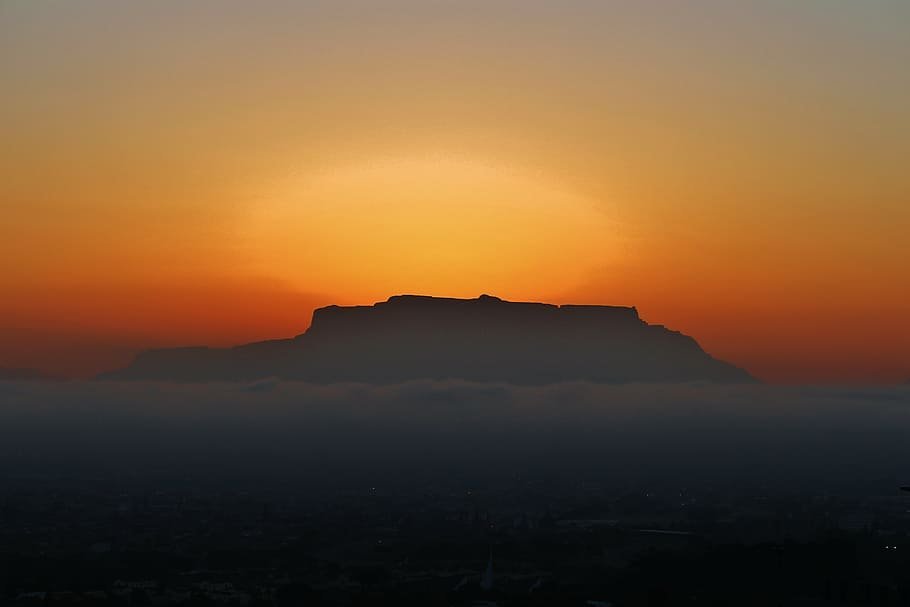 Table Mountain, South Africa /10 Beautiful Places in Africa to See Sunrise