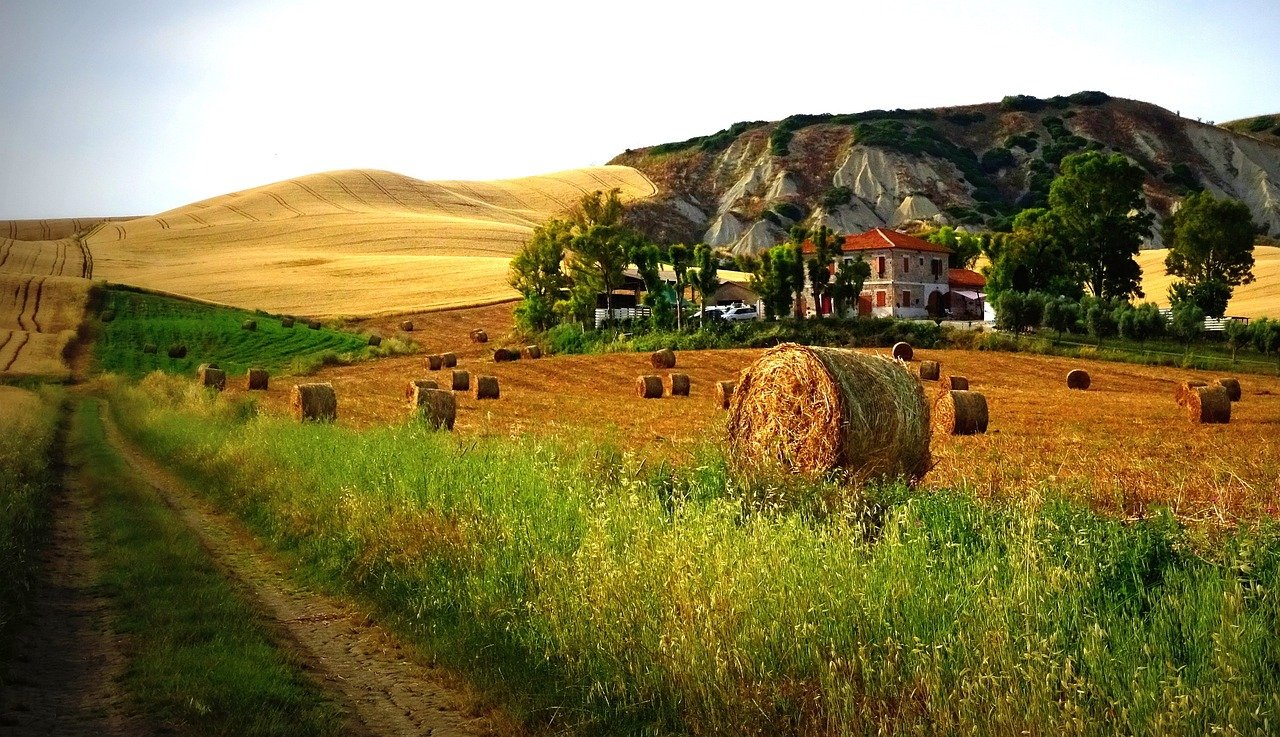 tuscany, straw bales, rock-4902453.jpg