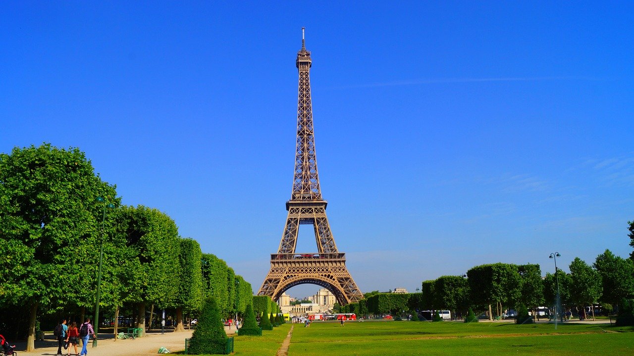 Eiffel Tower Photography Tips and Tricks