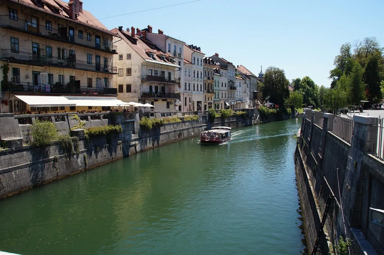 ljubljana-nature-city-slovenia-capital-water-channel-the-ancient-city-the-historic-city-of-tourist-destination-old-town-tourism-summer-ljubljana-ljubljana-ljubljana-ljubljana-ljubljana-2687885