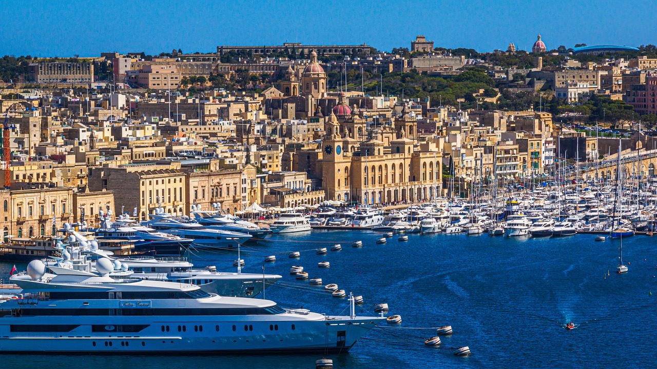 city, port, building, ship, boat, to travel, vacations, summer, malta, vittorioasa, valletta, luxury yacht-8106447.jpg