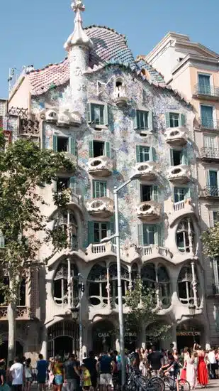 Explore the unique architecture of Casa Batlló, Antoni Gaudí's stunning work in the heart of Barcelona.